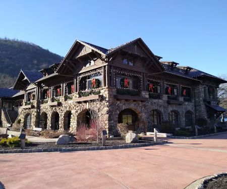 Bear Mountain Inn - Overlook Lodge