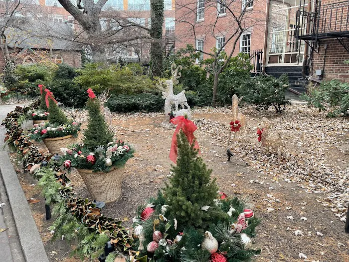 Secret Garden at St. Luke in the Fields Picture 10