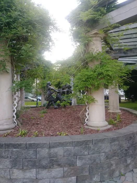 T.H.C. Park. (Town Hall Circle)). Picture 7