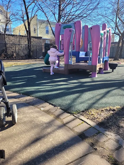 Windsor/Grove Playground Picture 8