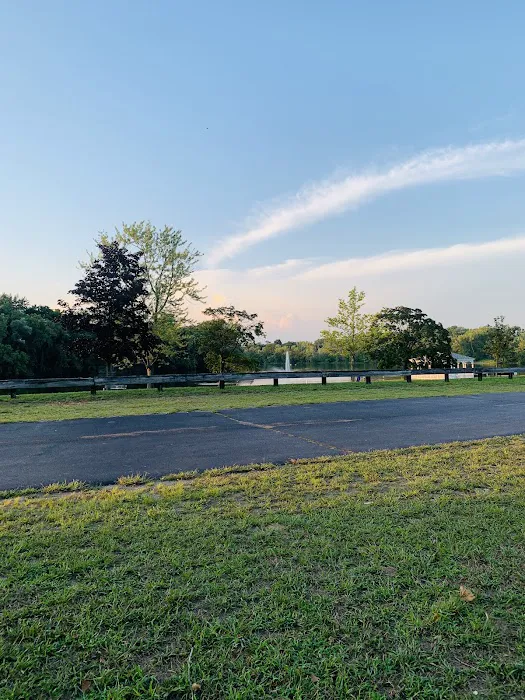 Lincoln Park Community Lake Picture 3