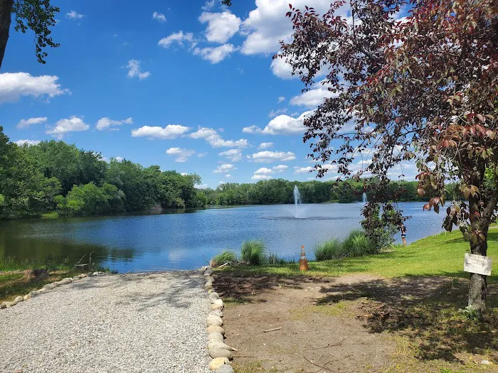 Lincoln Park Community Lake Picture 4