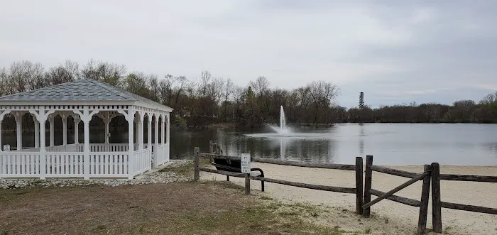 Lincoln Park Community Lake Picture 10
