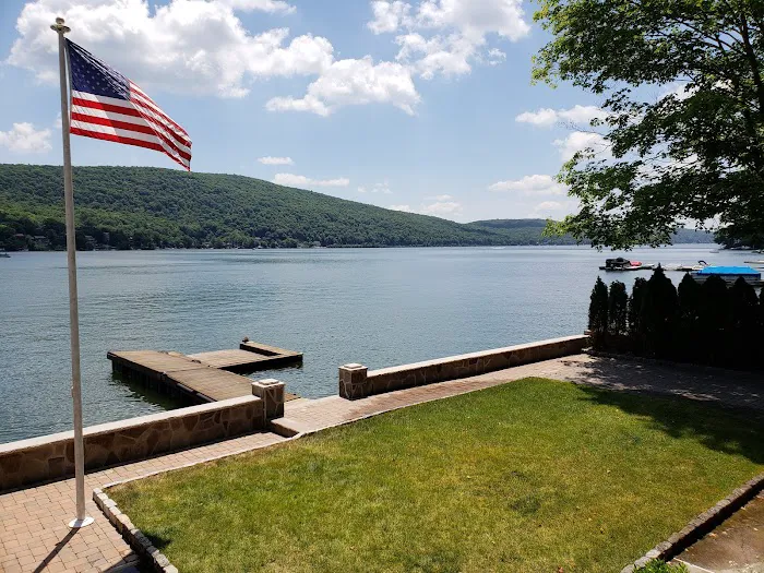 Lakefront Escape Suites Picture 3