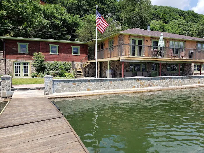 Lakefront Escape Suites Picture 9