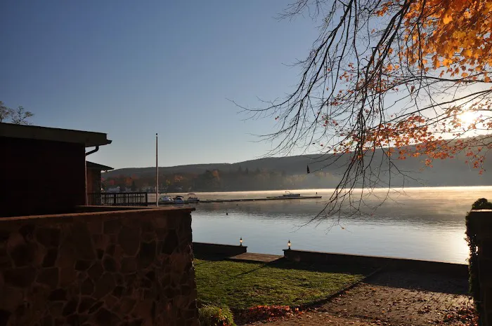 Lakefront Escape Suites Picture 4