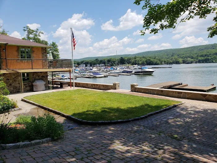 Lakefront Escape Suites Picture 10