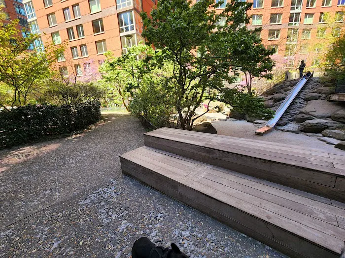 Teardrop Park Picture 7