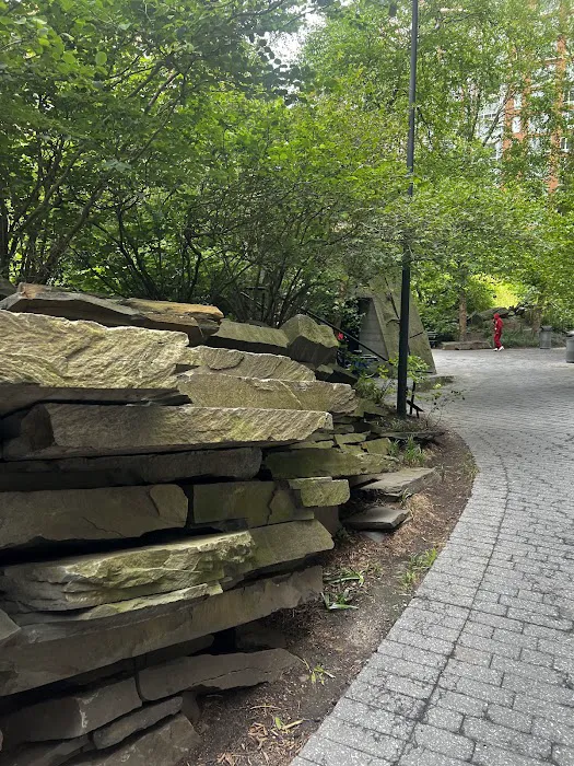 Teardrop Park Picture 3