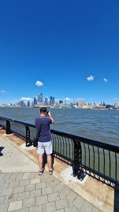 Sinatra Park Promenade Picture 6