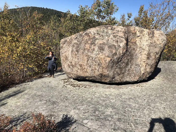 Black Rock - Mineral Springs Hiking trail Picture 3