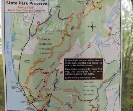 Highland trailhead and Blue trail intersection