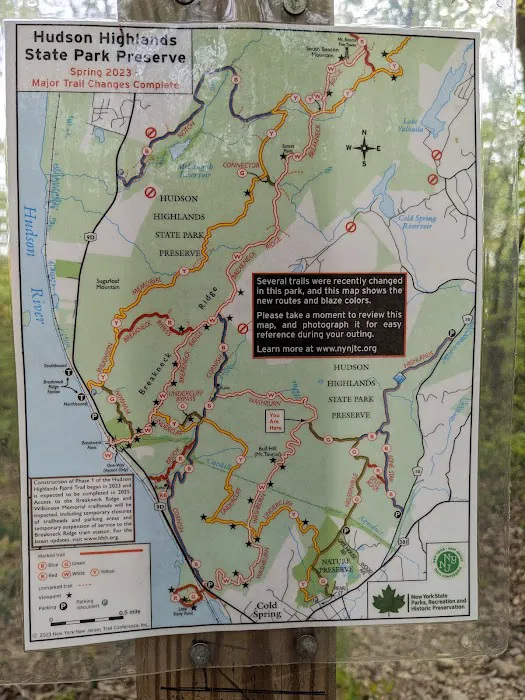 Blue Trailhead and Green Trail Intersection Picture 1