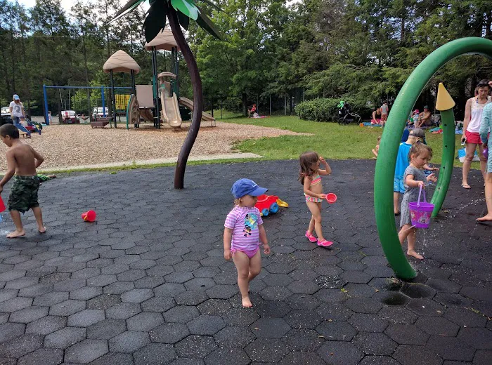 Lake Mohegan Splash Pad Picture 9