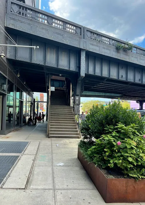 Chelsea Market Ramp from High Line Picture 10