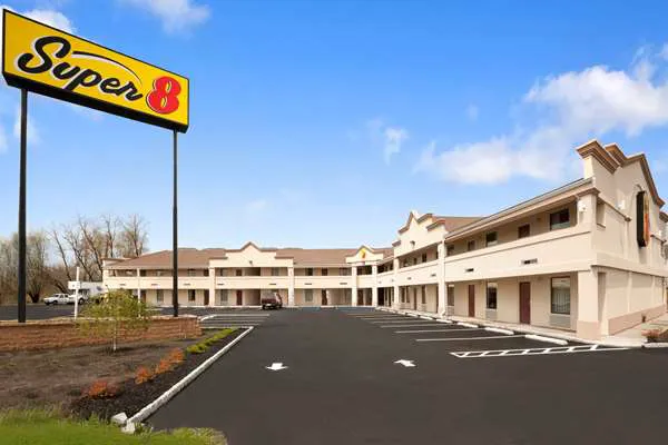 Super 8 by Wyndham Rahway/Newark Picture 1