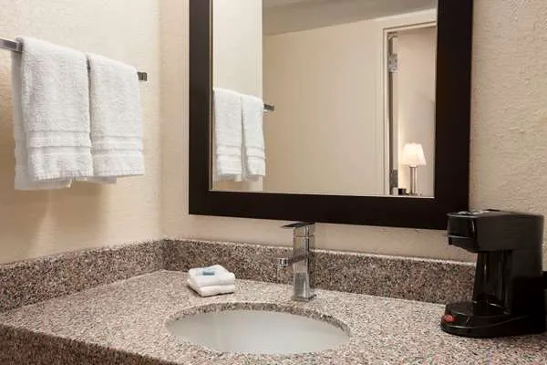 Super 8 by Wyndham Rahway/Newark Picture 9