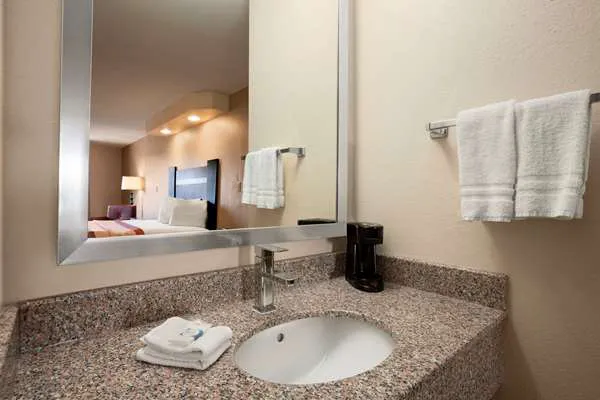 Super 8 by Wyndham Rahway/Newark Picture 3