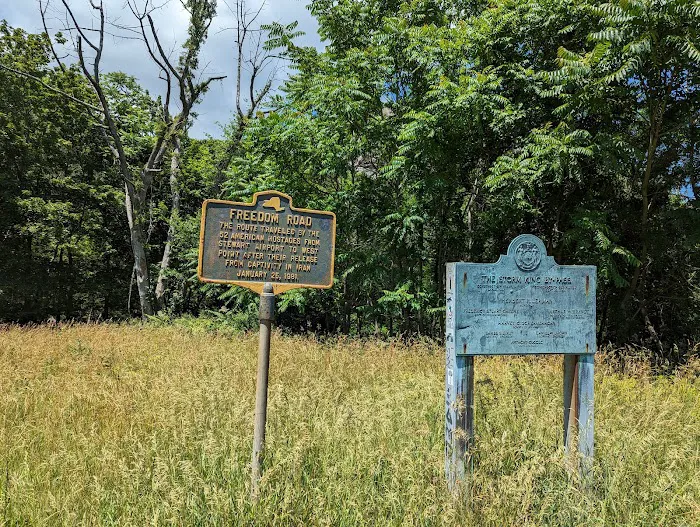 Storm King Trailhead Parking Lot Picture 2
