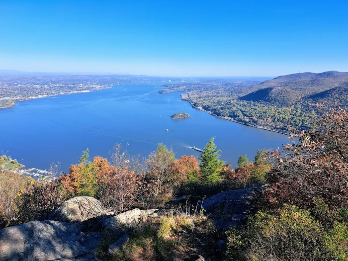Storm King Trailhead Parking Lot Picture 5