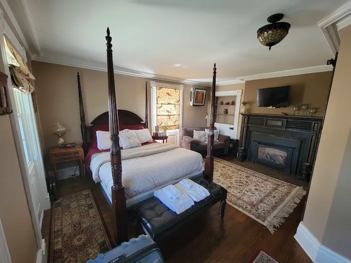 Fox & Bear Lodge Picture 2