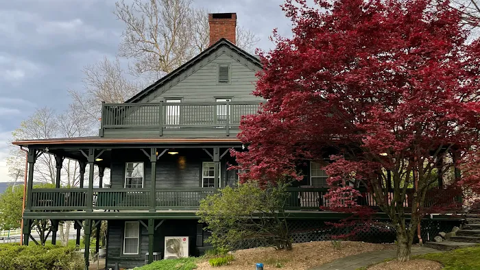 Fox & Bear Lodge Picture 9