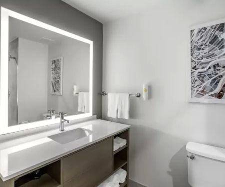 Comfort Inn & Suites Newark Liberty International Airport