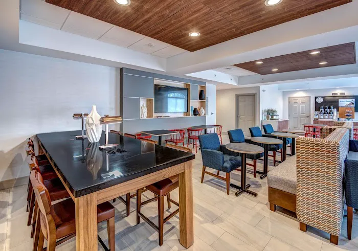 Holiday Inn Express & Suites Woodbridge by IHG Picture 7
