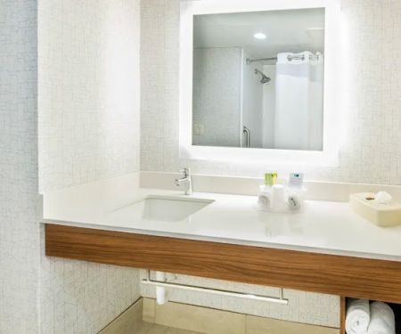 Holiday Inn Express & Suites Woodbridge by IHG