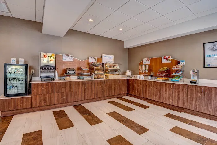 Holiday Inn Express & Suites Woodbridge by IHG Picture 3