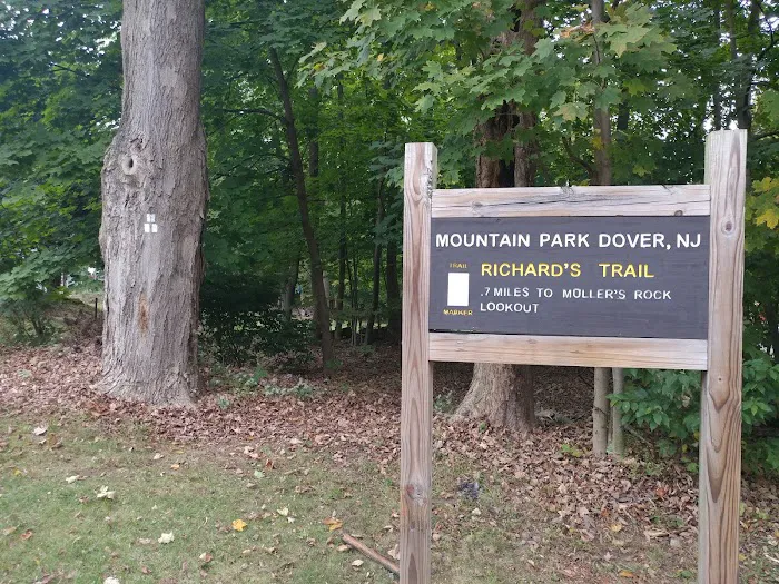 Richard's Trail Trailhead Picture 3