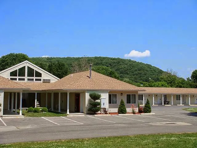 The Rocky River Inn Picture 7
